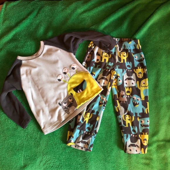 4t Carter’s pjs - Picture 1 of 4